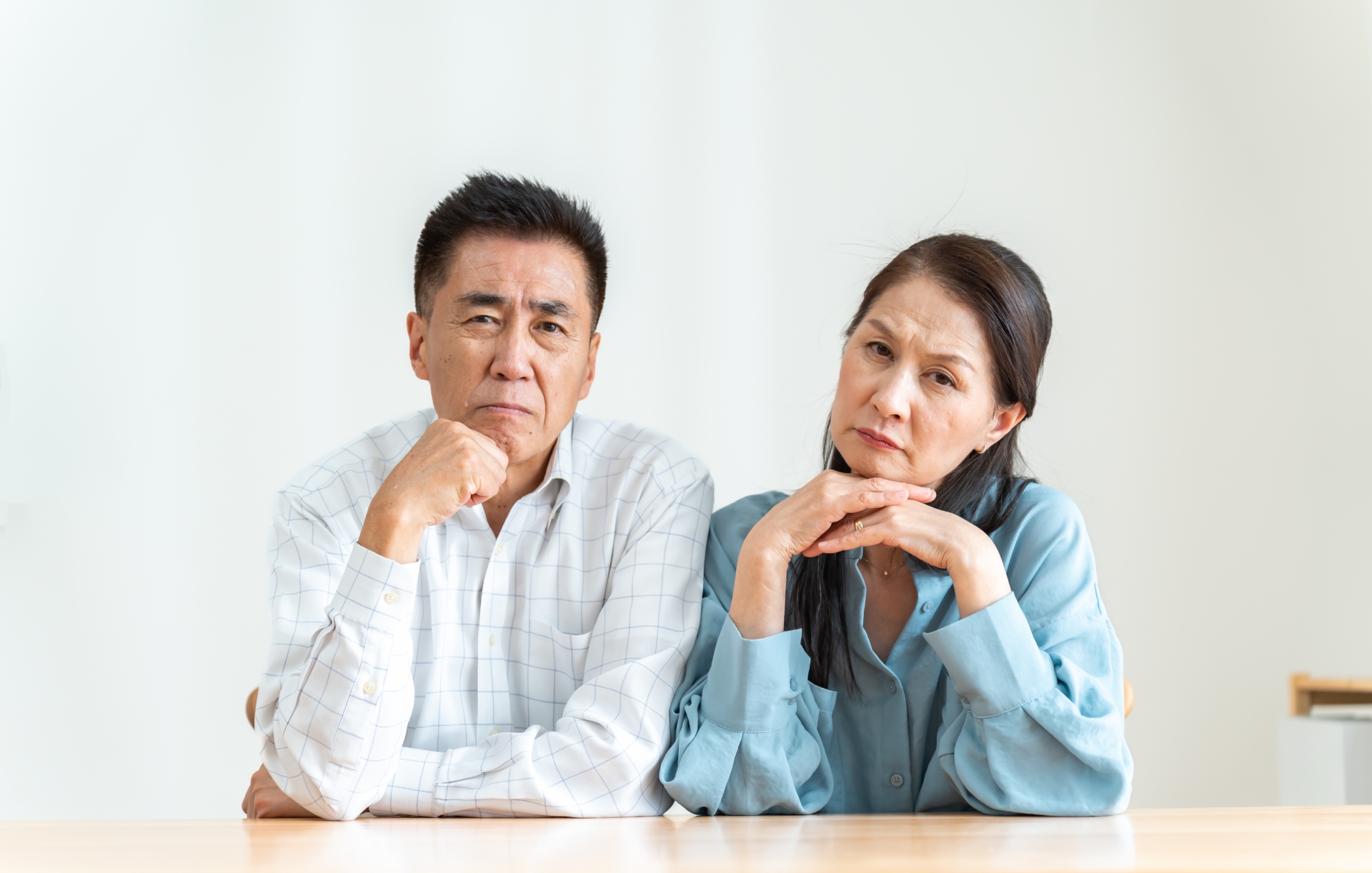 老後の住まいはどうする？自宅に住み続けるか住み替えるかで悩む老夫婦