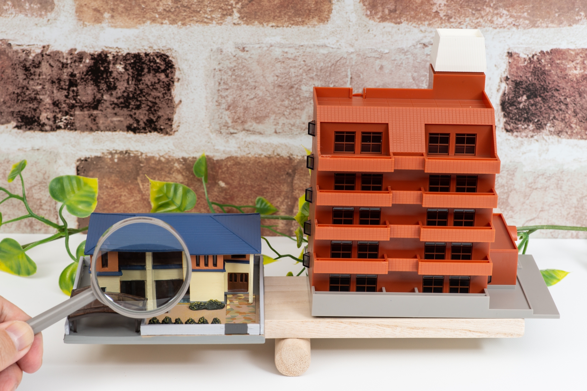 注文住宅とマンションの維持費の比較イメージ