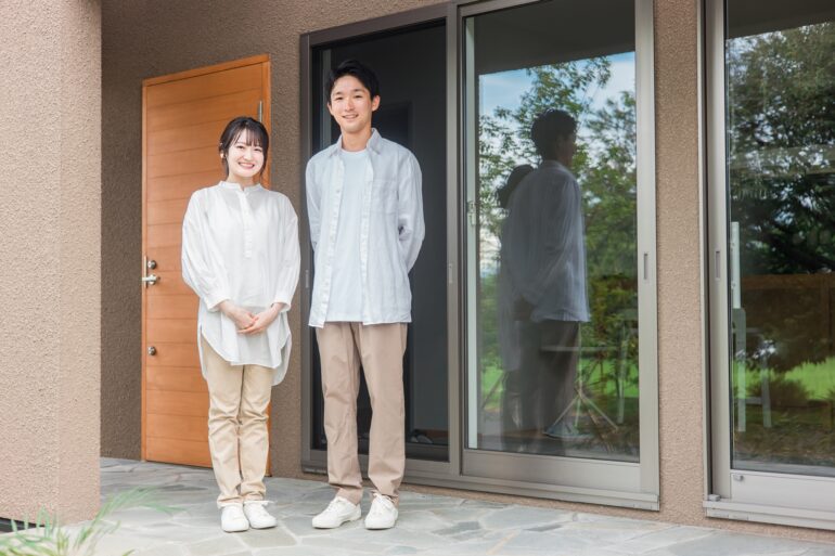 20代で家を建てる際のお金のあれこれ!メリットデメリットや後悔しないためのポイントのアイキャッチ画像